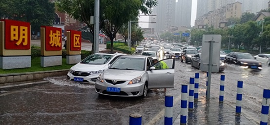 倾盆大雨中 九龙坡交警守护市民平安出行