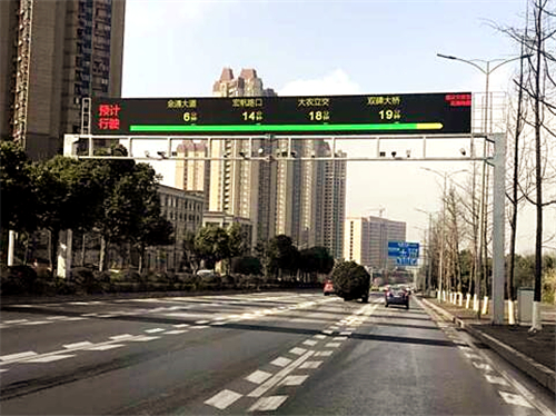 交通诱导走出交通管理新模式 重庆交巡警帮助市民智慧出行