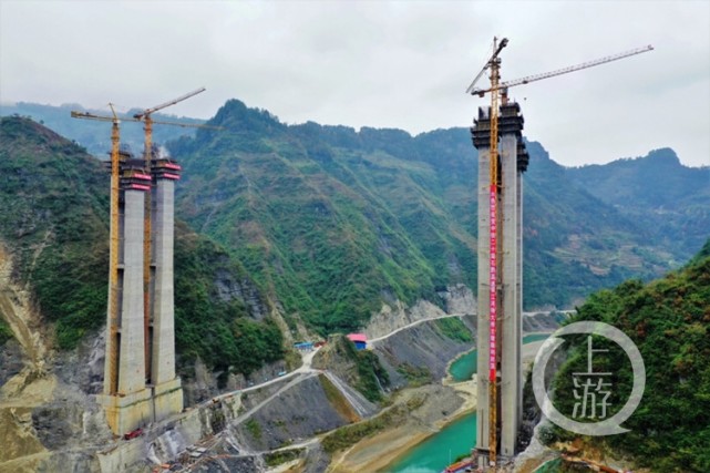 重庆高速公路第一高墩封顶 两年后黔江1小时到石柱