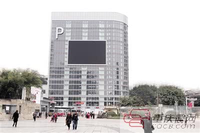 重庆首座智能立体停车楼试运行 扫码自动存取车