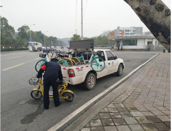 规范占道乱停乱放共享单车 还市民清爽有序公共空间