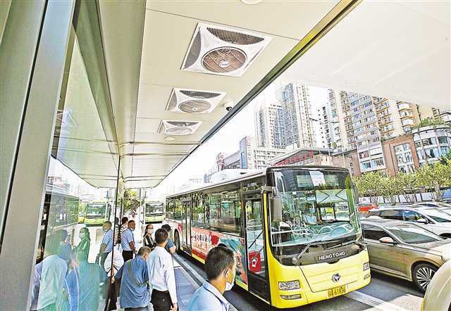 主城新建改造103个公交停靠站 增设手机充电器