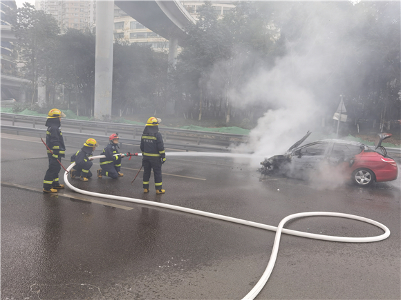 高速路上汽车自燃 消防到场迅速扑灭