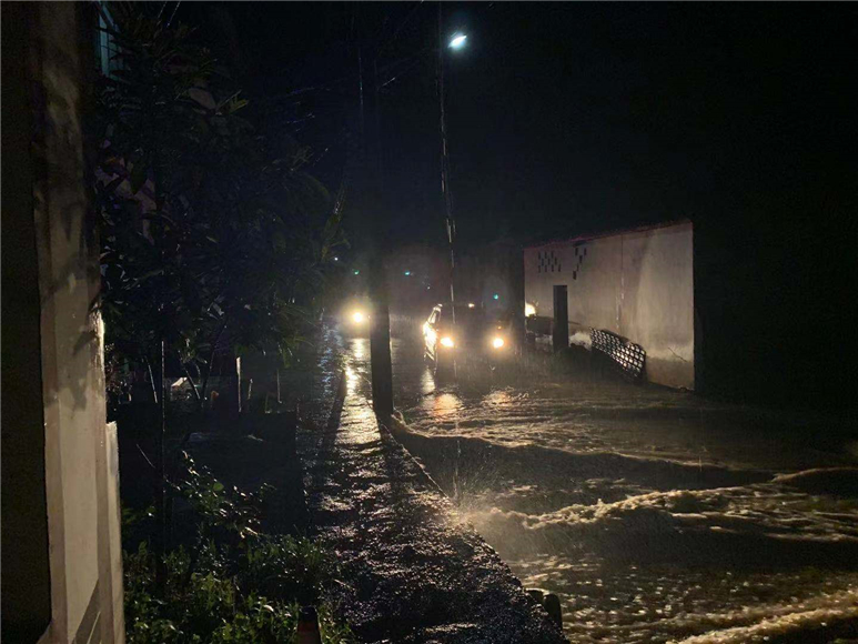 暴雨引发山洪断路 开州雪宝山400余名群众连夜安全疏散