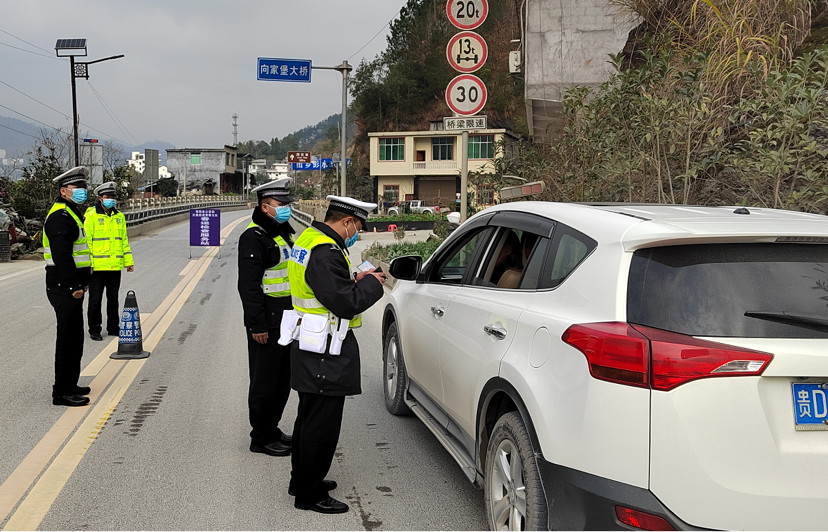 春运首日 重庆交巡警出动警力2558人次护你平安回家路