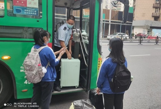 为学生出行保驾护航 重庆中心城区开行181条定制公交线路