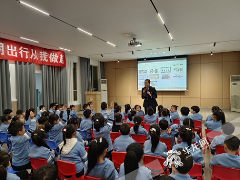 开学季 重庆交通执法部门加强校园周边客运整治